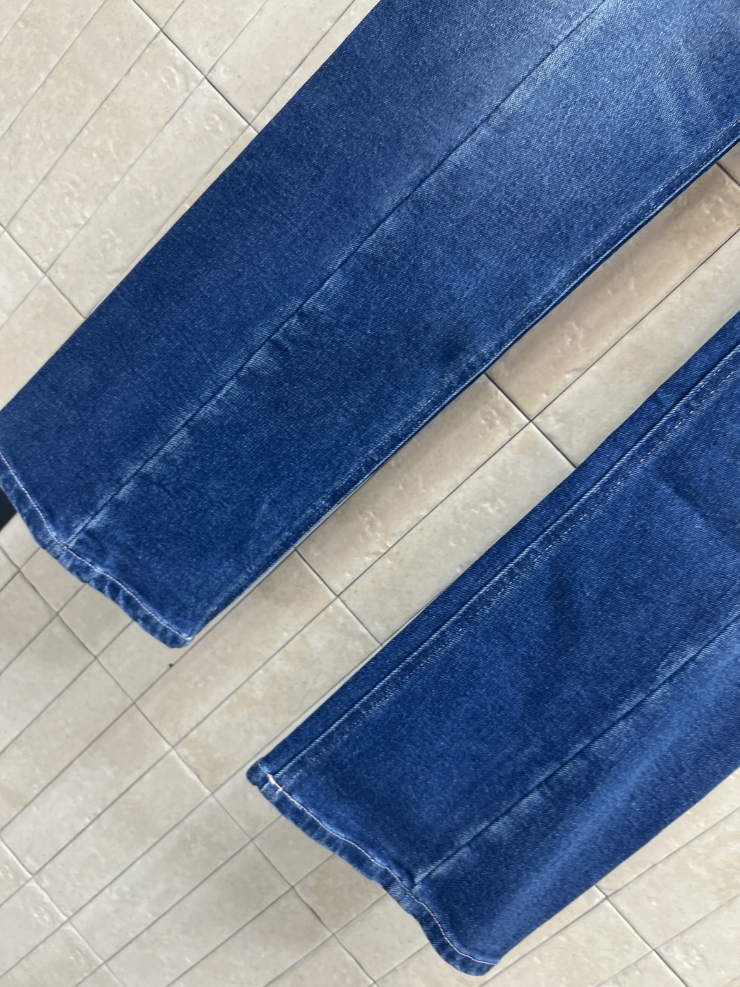 小香家 25秋冬新款 山茶花双口袋牛仔裤 高腰直筒版型上身效果极佳 腰内里黑白碎花图案拼接点缀 大气典雅