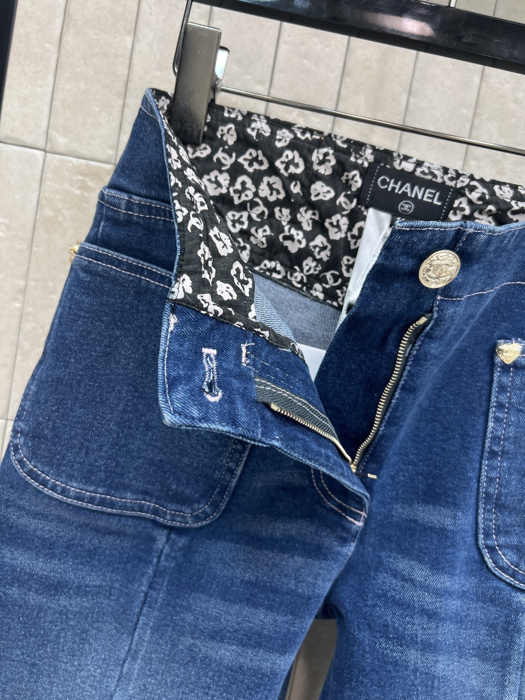 小香家 25秋冬新款 山茶花双口袋牛仔裤 高腰直筒版型上身效果极佳 腰内里黑白碎花图案拼接点缀 大气典雅