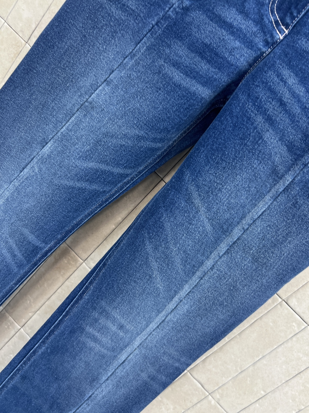 小香家 25秋冬新款 山茶花双口袋牛仔裤 高腰直筒版型上身效果极佳 腰内里黑白碎花图案拼接点缀 大气典雅