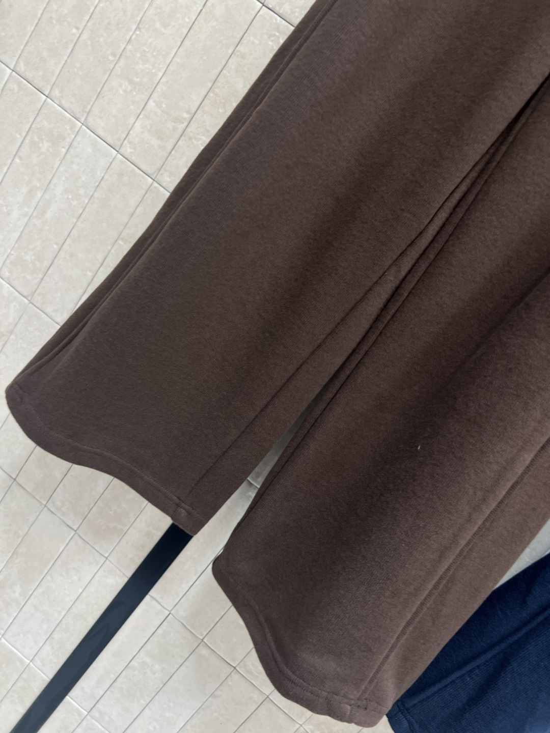 MIu家 25秋冬新款 针织高腰休闲裤 高腰抽绳收腰阔腿版型 面料垂感十足 有质感柔软亲肤 挺阔有型 时