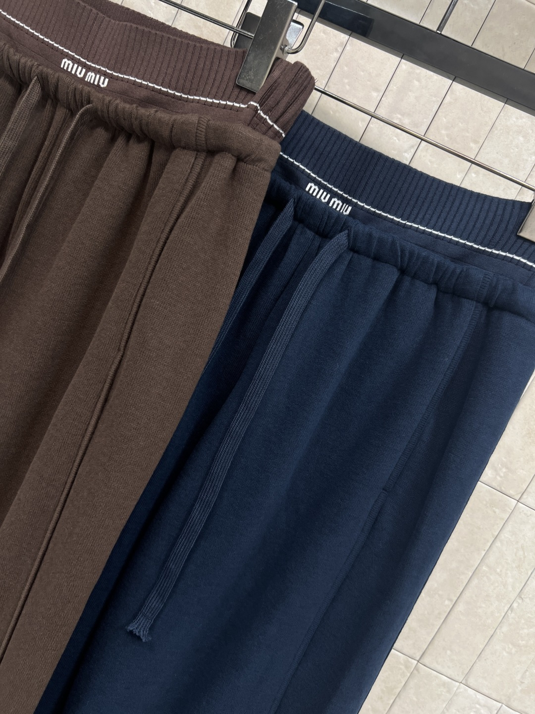 MIu家 25秋冬新款 针织高腰休闲裤 高腰抽绳收腰阔腿版型 面料垂感十足 有质感柔软亲肤 挺阔有型 时