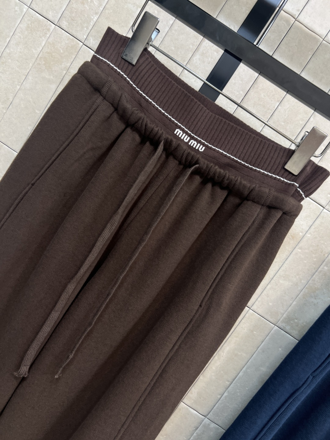 MIu家 25秋冬新款 针织高腰休闲裤 高腰抽绳收腰阔腿版型 面料垂感十足 有质感柔软亲肤 挺阔有型 时