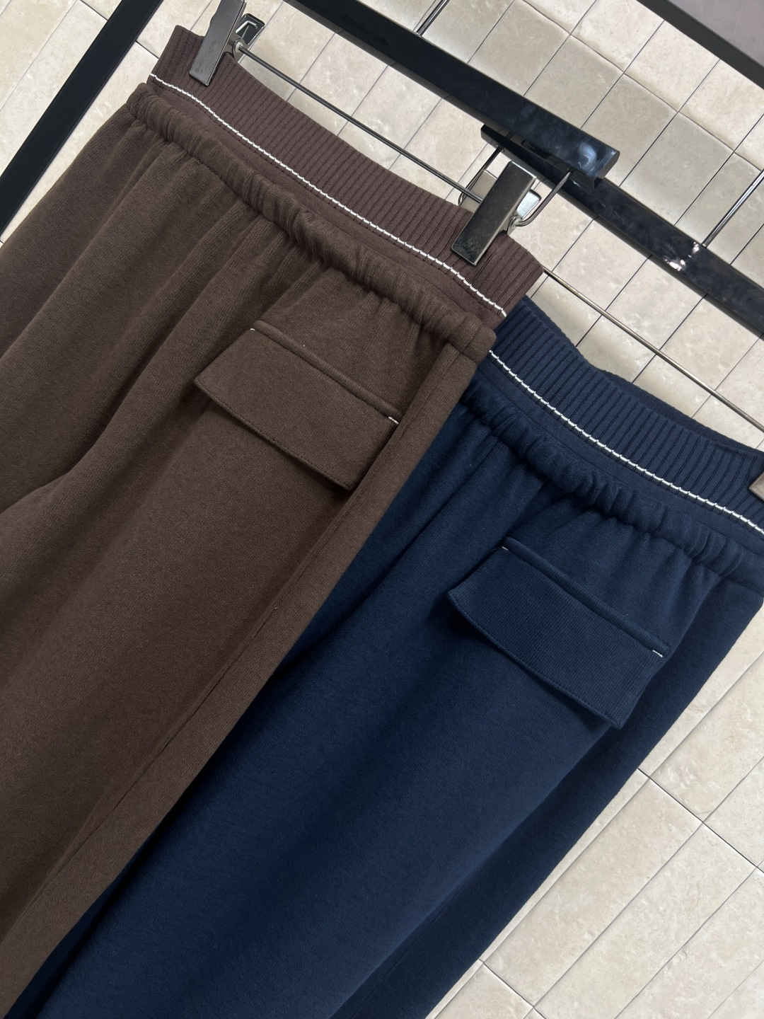 MIu家 25秋冬新款 针织高腰休闲裤 高腰抽绳收腰阔腿版型 面料垂感十足 有质感柔软亲肤 挺阔有型 时