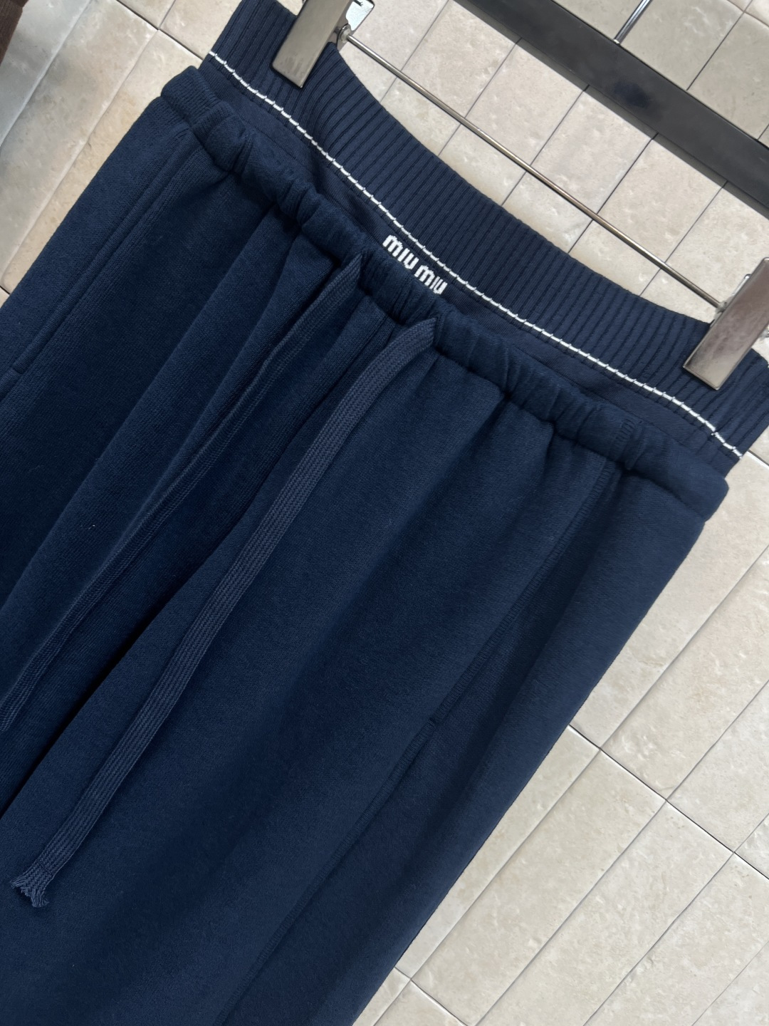 MIu家 25秋冬新款 针织高腰休闲裤 高腰抽绳收腰阔腿版型 面料垂感十足 有质感柔软亲肤 挺阔有型 时