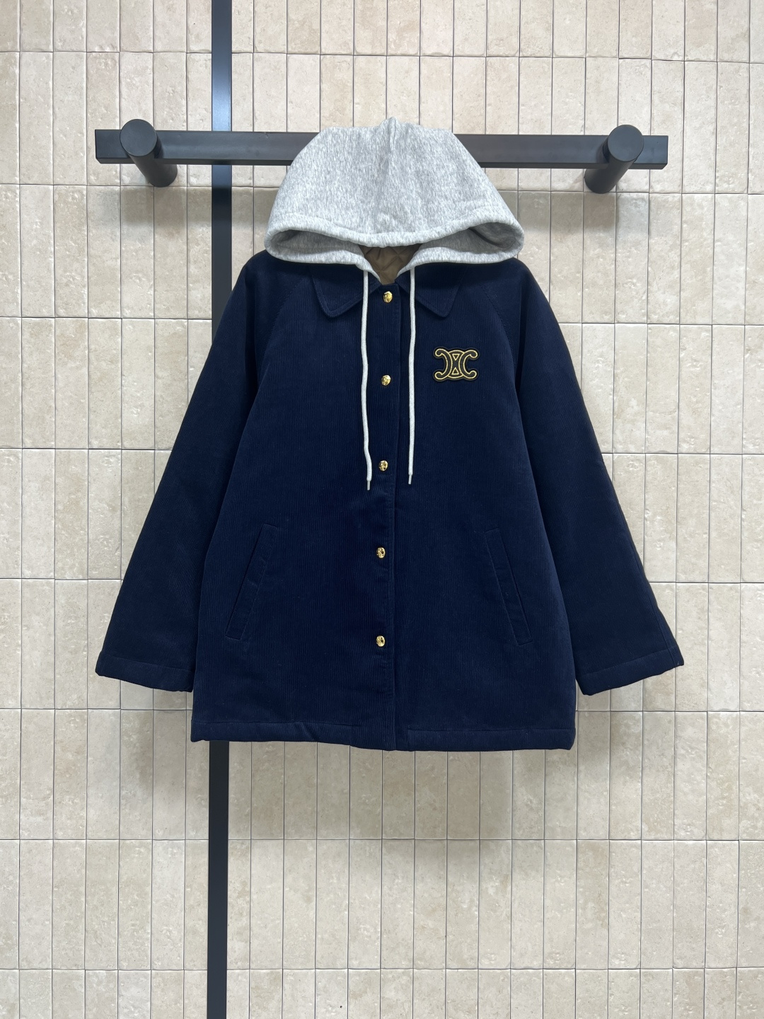 NO:506386,CE Home 25 autumn and winter new style hooded corduroy jacket cotton jacket Contrast color splicing sweatshirt hooded fake two-piece design Customized dark blue corduroy jacket Premium and fashionable Classic embroidered Arc de Triomphe logo Practical and warm Retro and fashionable Collision Unlock a different sense of fashion Size/S-M-L, hoodie, sweatshirts, jackets & coats, jackets & coats, hats, alexander wang19860909CE家 25秋冬新款 连帽灯芯绒夹克棉服 撞色拼接卫衣连帽假两件设计 定制深蓝色灯芯绒夹棉外套 高级又时髦 胸口经典刺绣凯旋门标志 实用又保暖 复古与时髦的碰撞 解锁不一样的时髦感 Size/S-M-L,,hoodie,sweatshirts,jackets & coats,jackets & coats,hats,alexander wang,Women's clothing