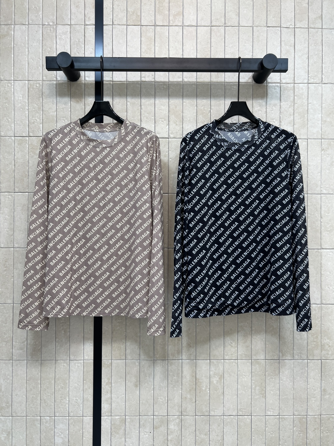 NO:506391,New autumn and winter models, universal logo mesh base shirt, daily necessities, full barrage, classic retro logo print, slim and versatile, breathable and comfortable, two colors and three codes, Size/S-M-L,,alexander wang19860909秋冬新款 万能logo网纱打底衫 日常必备的单品 满弹幕 logo印花经典复古 修身版型显瘦百搭 透气又舒适 两色三码 Size/S-M-L,,alexander wang,Women's clothing