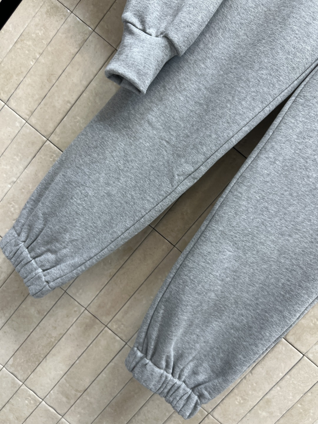 LW家 25秋冬新款 logo皮标休闲套装 连帽拉链短款外套搭配束脚长裤 一套上身帅气拉风 美式运动风减