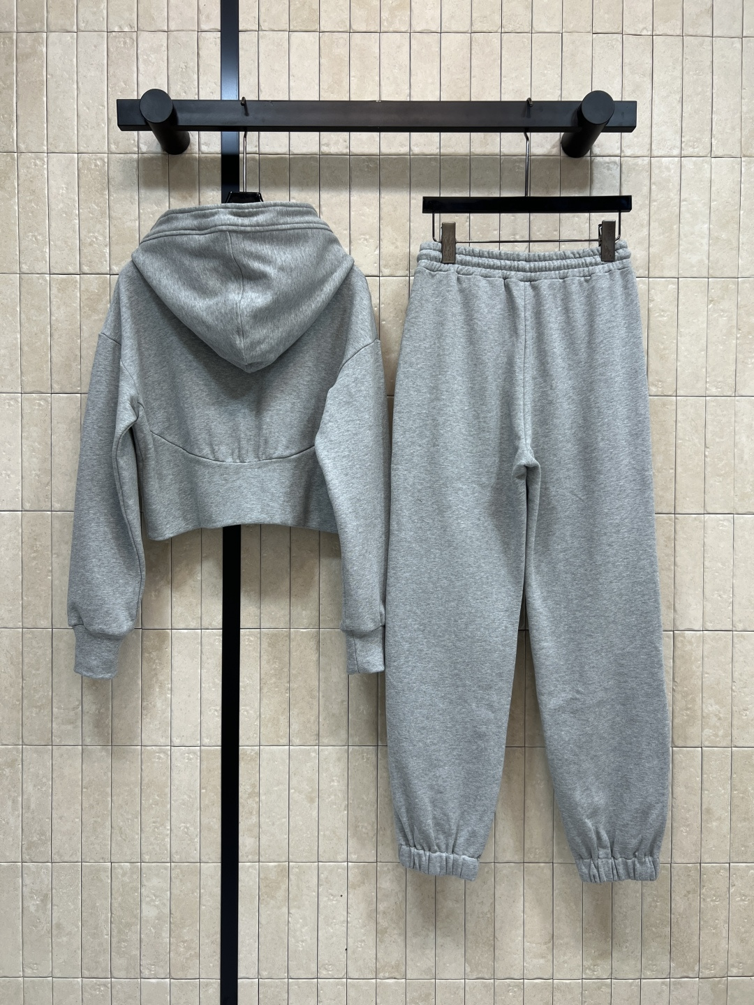 LW家 25秋冬新款 logo皮标休闲套装 连帽拉链短款外套搭配束脚长裤 一套上身帅气拉风 美式运动风减