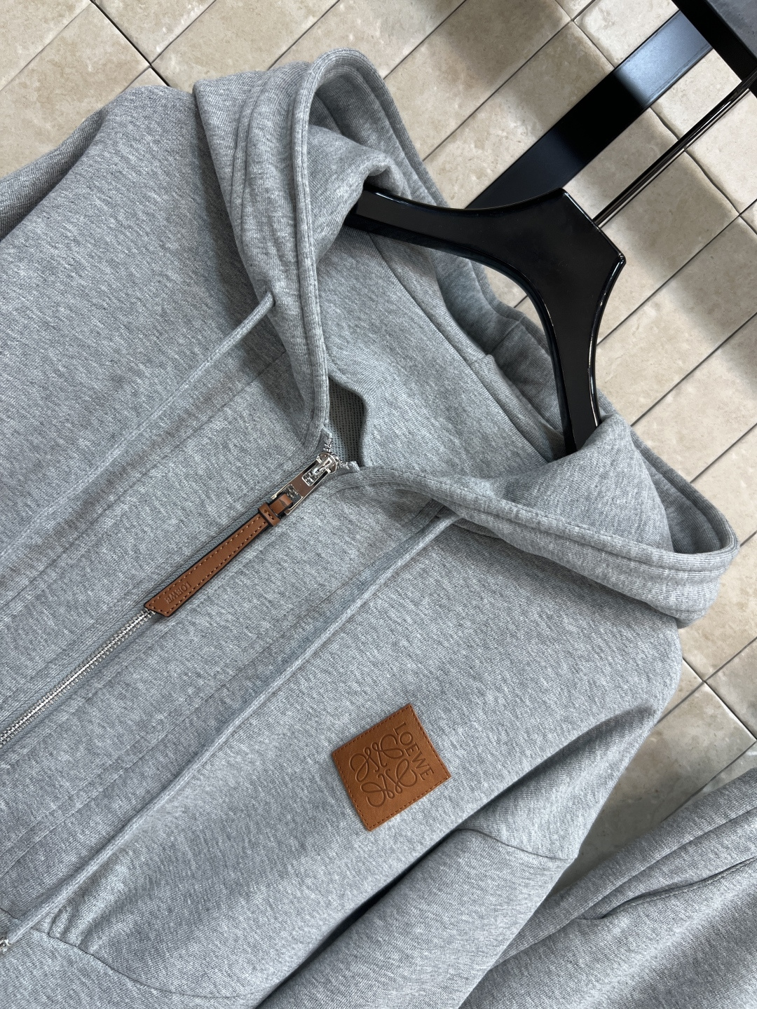 LW家 25秋冬新款 logo皮标休闲套装 连帽拉链短款外套搭配束脚长裤 一套上身帅气拉风 美式运动风减