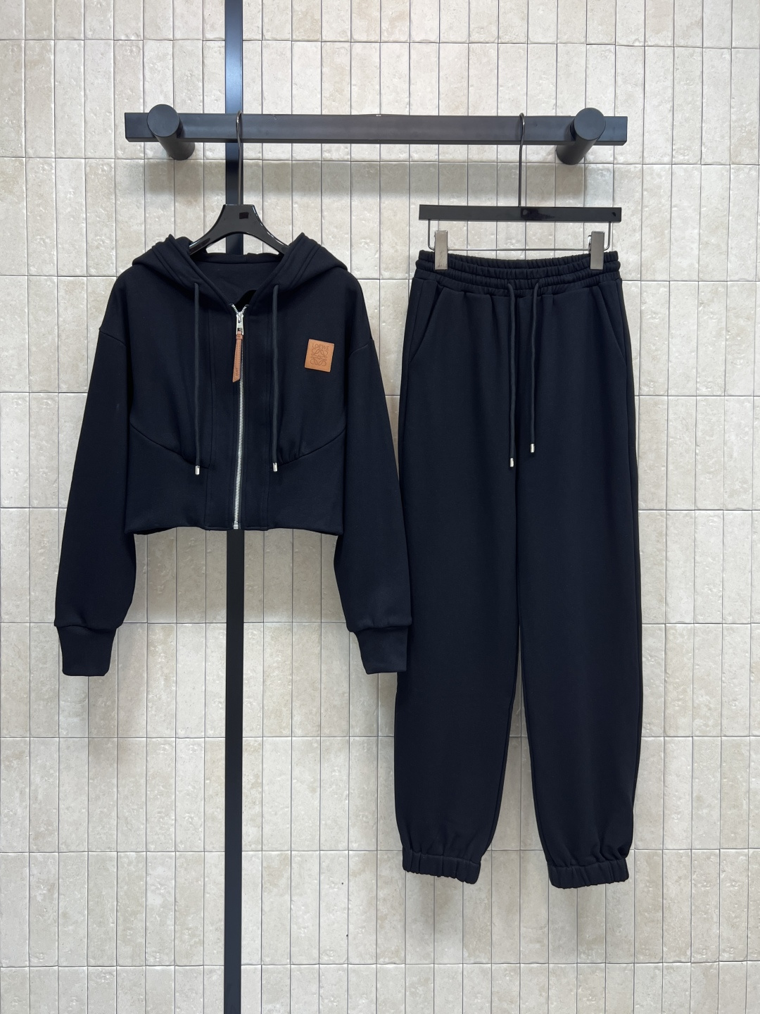 NO:506373,LW Home 25 autumn and winter new logo leather logo casual set hooded zipper short jacket with trousers, a set of handsome and cool upper body, American sports style reduces age and versatile, original custom style is versatile and not picky, imported pure cotton fabric is comfortable texture, recommended daily casual set, two colors and three codes Size/S-M-L,, jackets & coats,hats,alexander wang19860909LW家 25秋冬新款 logo皮标休闲套装 连帽拉链短款外套搭配束脚长裤 一套上身帅气拉风 美式运动风减龄又百搭 原版定制版型百搭不挑人 进口纯棉面料质感舒适 日常很推荐的出街休闲套装 两色三码 Size/S-M-L,,jackets & coats,hats,alexander wang,Women's clothing