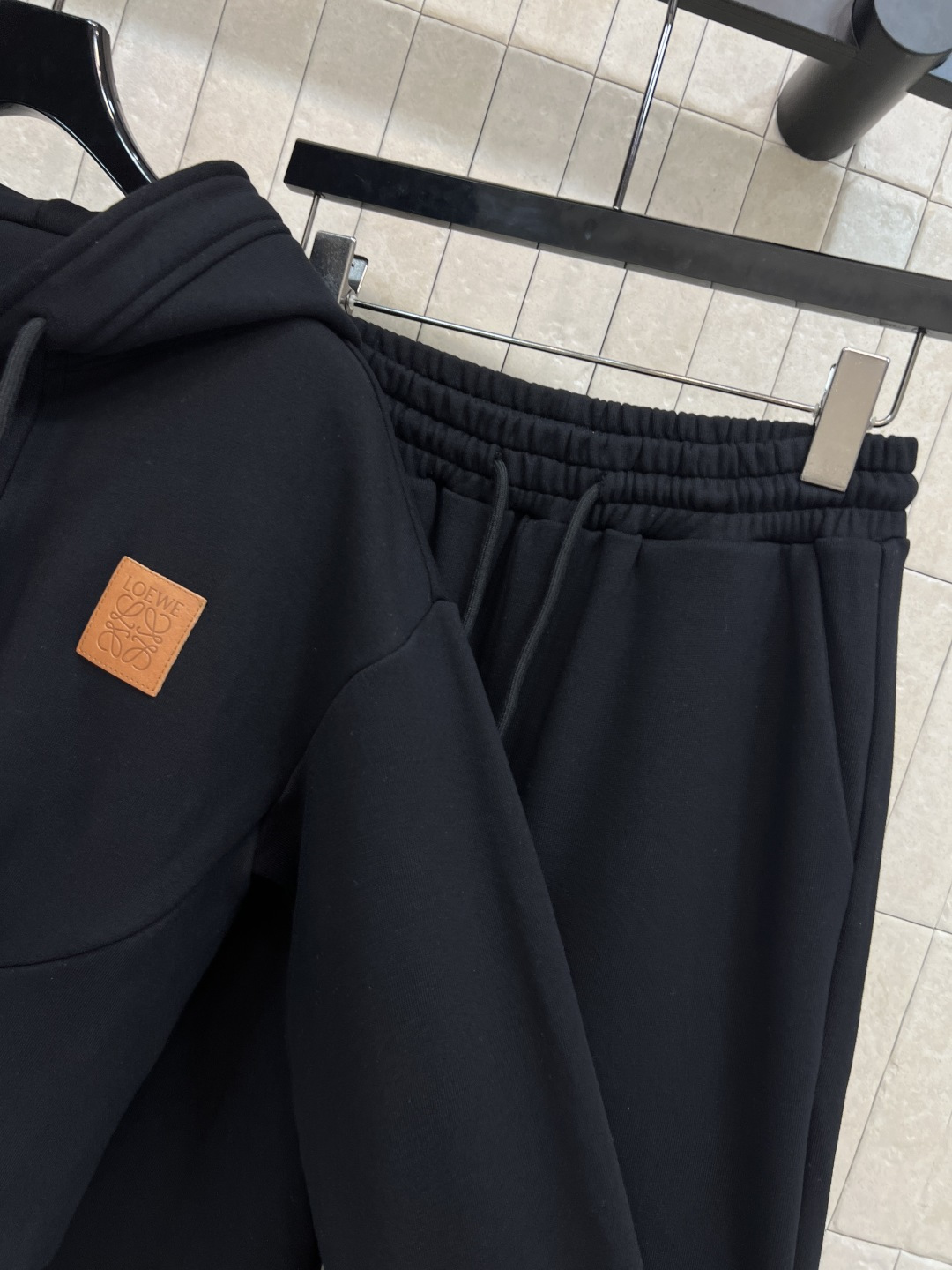 LW家 25秋冬新款 logo皮标休闲套装 连帽拉链短款外套搭配束脚长裤 一套上身帅气拉风 美式运动风减