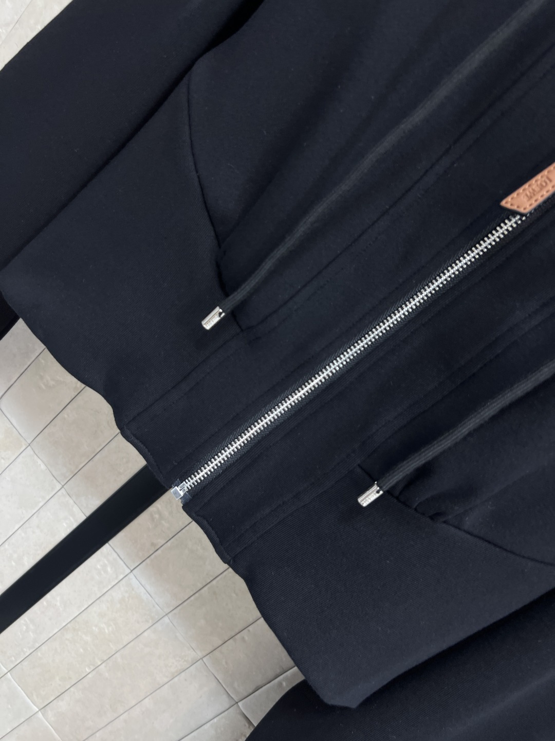 LW家 25秋冬新款 logo皮标休闲套装 连帽拉链短款外套搭配束脚长裤 一套上身帅气拉风 美式运动风减