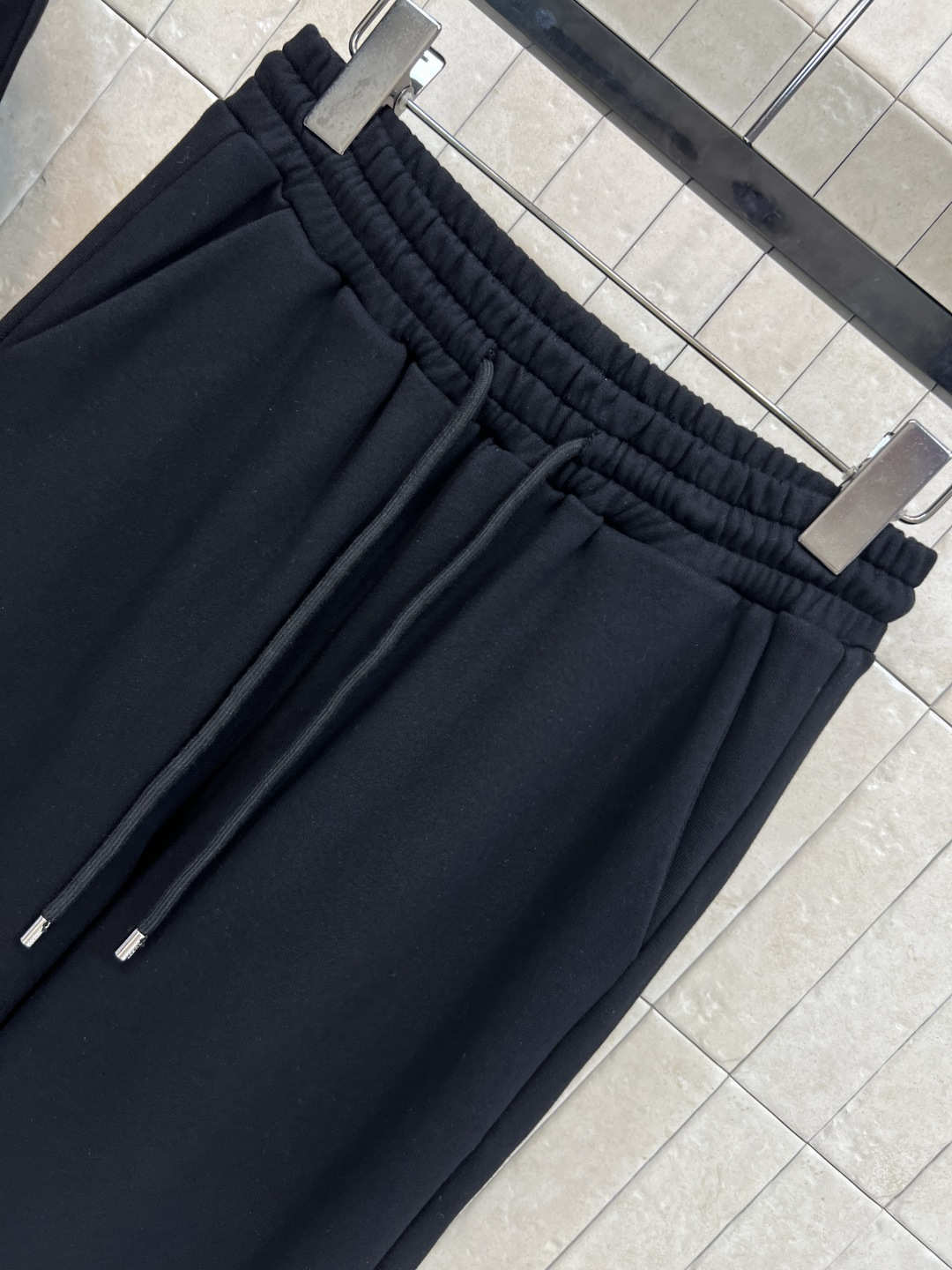 LW家 25秋冬新款 logo皮标休闲套装 连帽拉链短款外套搭配束脚长裤 一套上身帅气拉风 美式运动风减