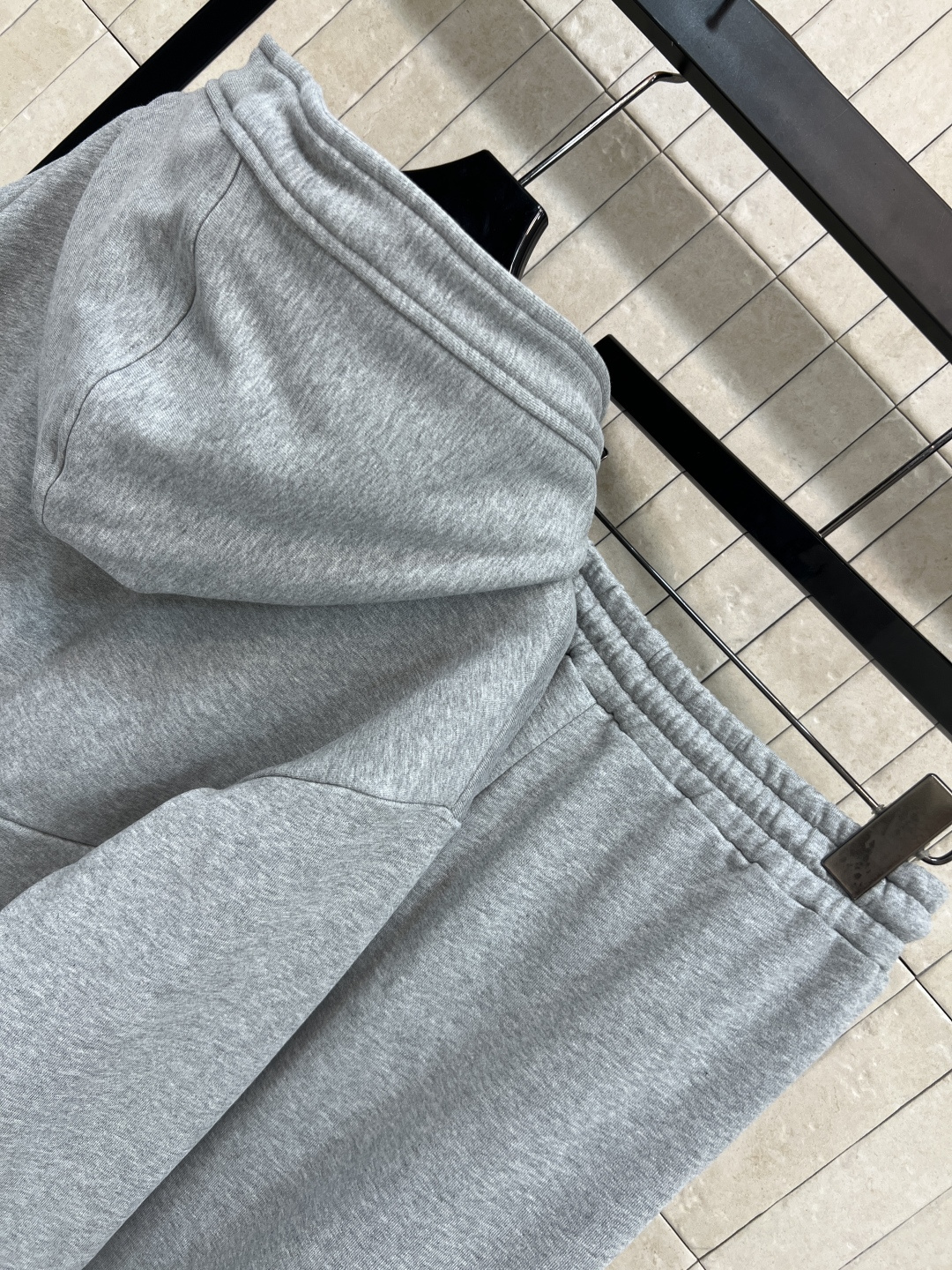 LW家 25秋冬新款 logo皮标休闲套装 连帽拉链短款外套搭配束脚长裤 一套上身帅气拉风 美式运动风减