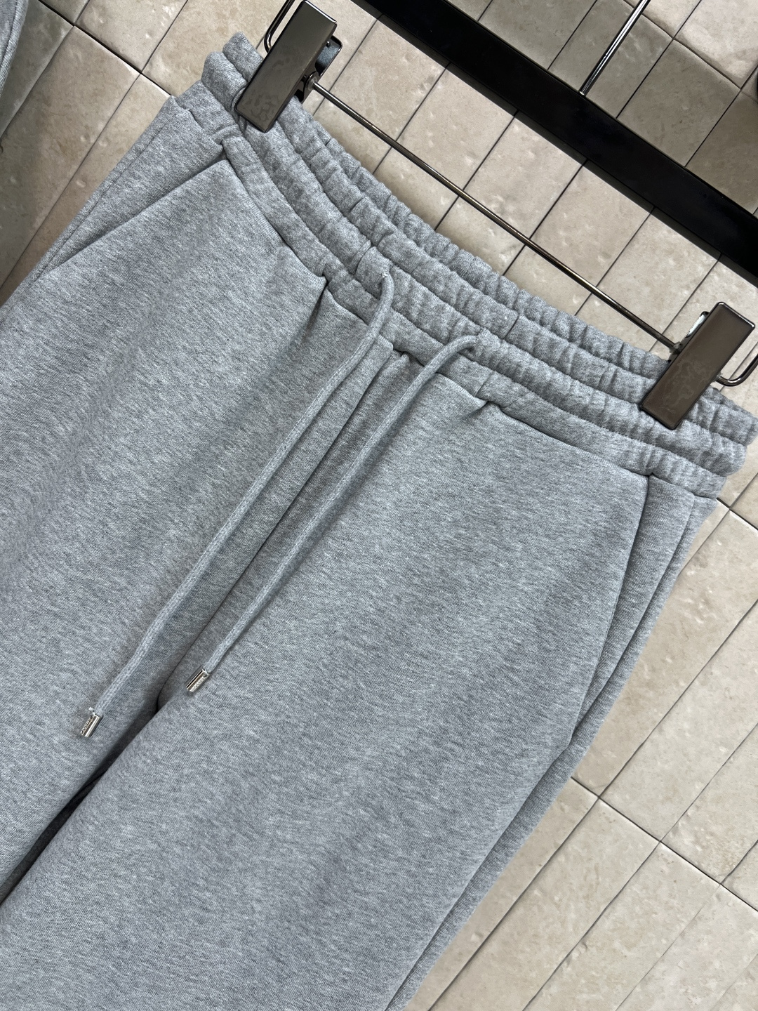 LW家 25秋冬新款 logo皮标休闲套装 连帽拉链短款外套搭配束脚长裤 一套上身帅气拉风 美式运动风减