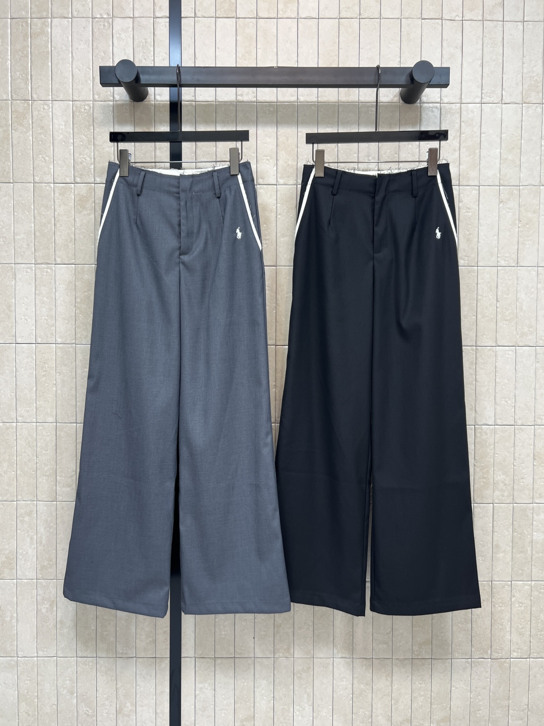 NO:506380,B-home 25 autumn and winter new style, Knight embroidered suit trousers, the upper body immediately creates the feeling of chest full of legs, invincible huge slimming, the drooping feels simply great, paired with short suits instantly elongate proportions, quite friendly to small people, simple, high-end, durable, and fashionable atmosphere with age reduction, good commuting and leisure, two colors and three-code Size/S-M-L, business suit, alexander wang19860909B家 25秋冬新款 骑士刺绣西装长裤 上身立马营造胸一下全是腿的感觉 无敌巨巨巨显瘦 垂感简直棒极了 搭配短装瞬间拉长比例 对小个子相当友好 简约高级又耐看自带减龄时髦氛围 通勤休闲都不错 两色三码Size/S-M-L,,business suit,alexander wang,Women's clothing