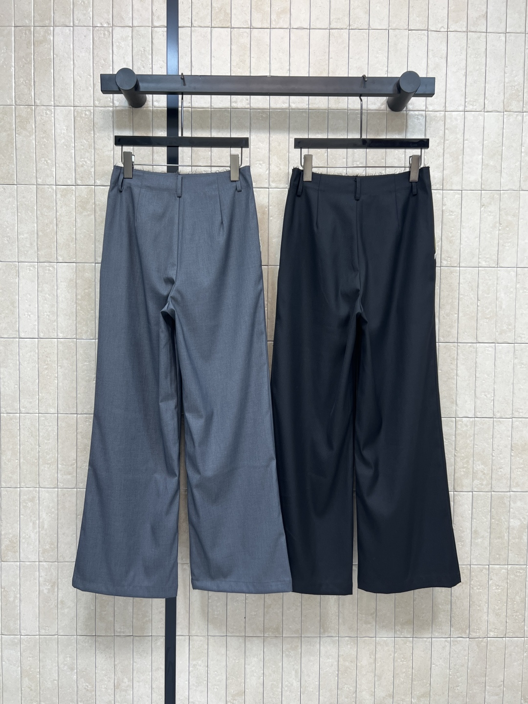 B家 25秋冬新款 骑士刺绣西装长裤 上身立马营造胸一下全是腿的感觉 无敌巨巨巨显瘦 垂感简直棒极了 搭