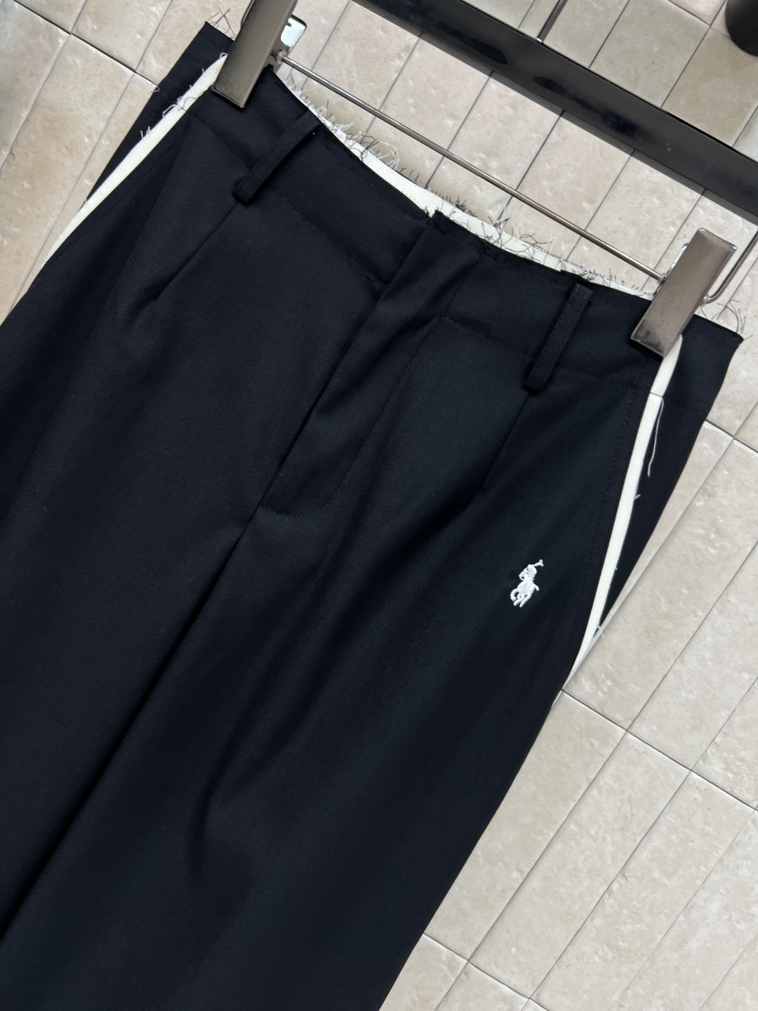 B家 25秋冬新款 骑士刺绣西装长裤 上身立马营造胸一下全是腿的感觉 无敌巨巨巨显瘦 垂感简直棒极了 搭