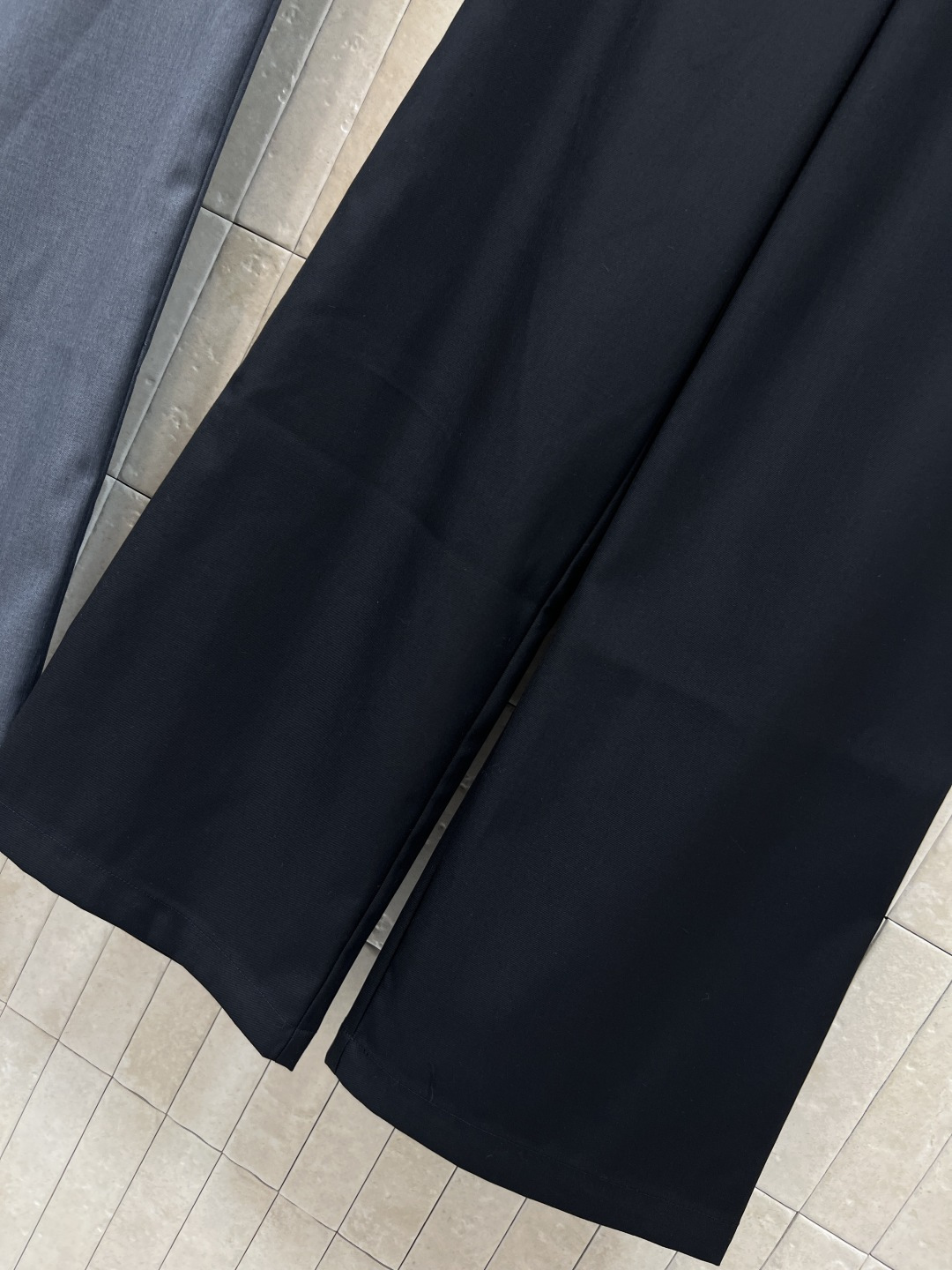 B家 25秋冬新款 骑士刺绣西装长裤 上身立马营造胸一下全是腿的感觉 无敌巨巨巨显瘦 垂感简直棒极了 搭