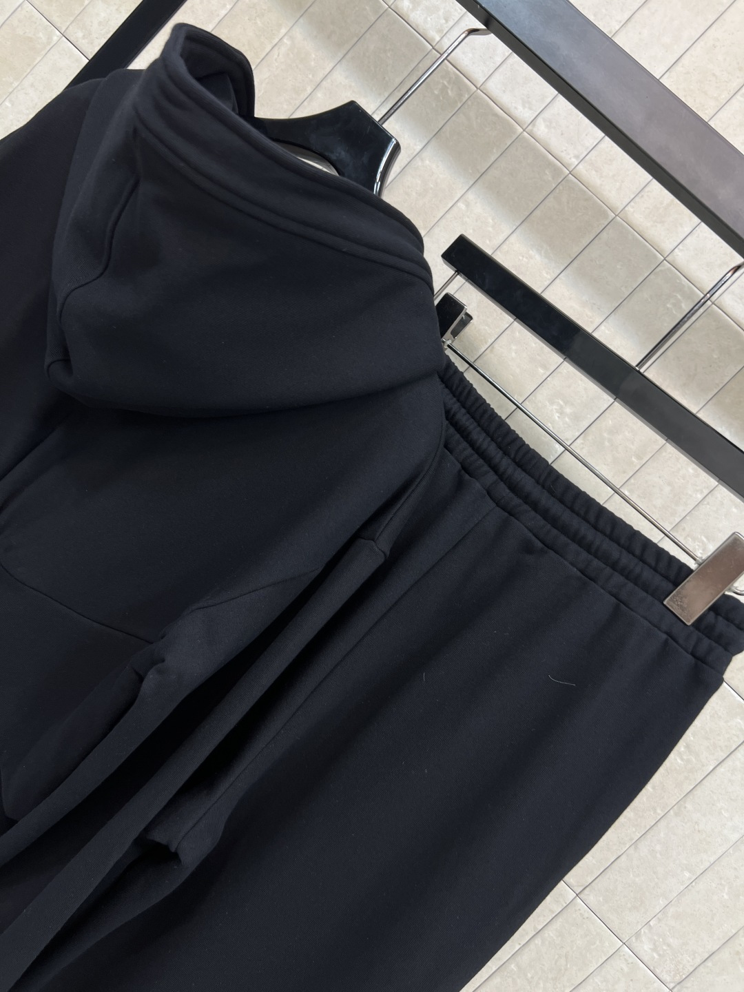 LW家 25秋冬新款 logo皮标休闲套装 连帽拉链短款外套搭配束脚长裤 一套上身帅气拉风 美式运动风减