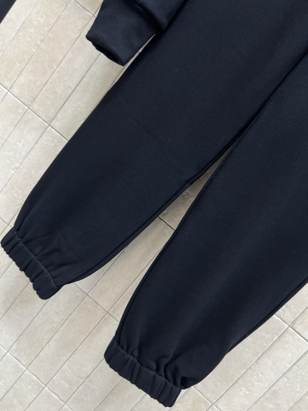 LW家 25秋冬新款 logo皮标休闲套装 连帽拉链短款外套搭配束脚长裤 一套上身帅气拉风 美式运动风减