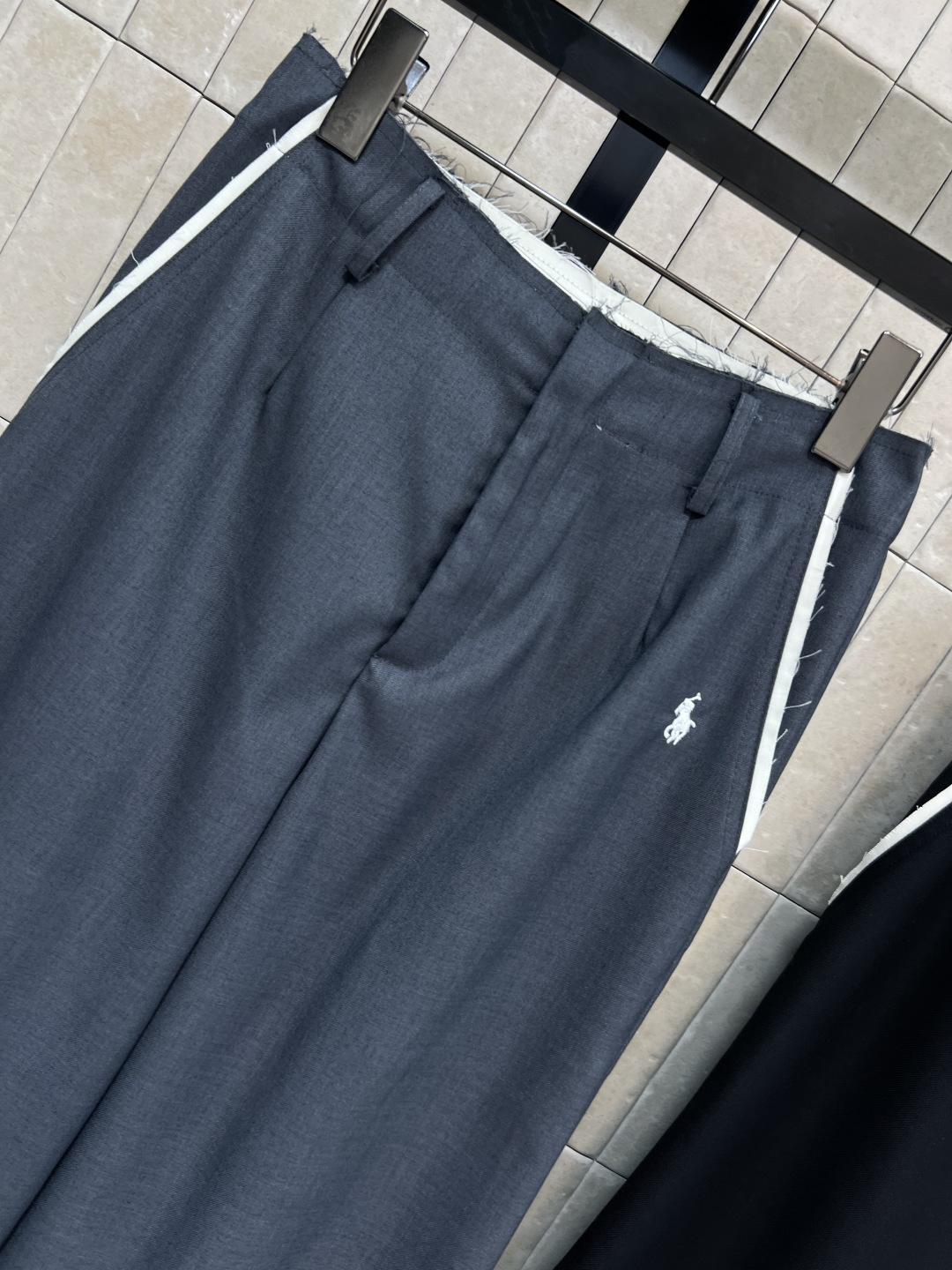 B家 25秋冬新款 骑士刺绣西装长裤 上身立马营造胸一下全是腿的感觉 无敌巨巨巨显瘦 垂感简直棒极了 搭