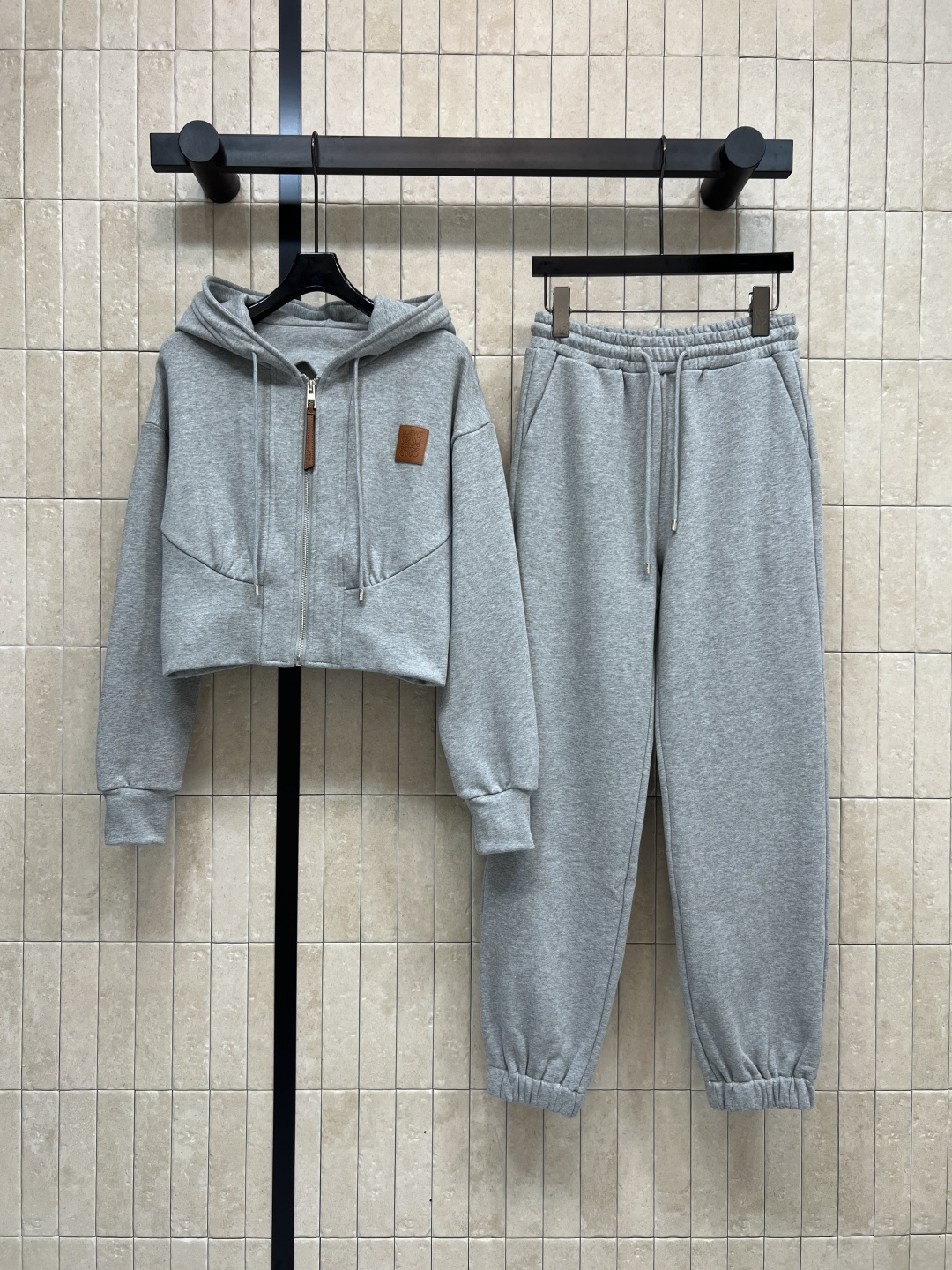 NO:506395,LW Home 25 autumn and winter new logo leather logo casual set hooded zipper short jacket with trousers, a set of handsome and cool upper body, American sports style reduces age and versatile, original custom style is versatile and not picky, imported pure cotton fabric is comfortable texture, recommended daily leisure set, two colors and three codes Size/S-M-L,, jackets & coats,hats,alexander wang19860909LW家 25秋冬新款 logo皮标休闲套装 连帽拉链短款外套搭配束脚长裤 一套上身帅气拉风 美式运动风减龄又百搭 原版定制版型百搭不挑人 进口纯棉面料质感舒适 日常很推荐的出街休闲套装 两色三码 Size/S-M-L,,jackets & coats,hats,alexander wang,Women's clothing