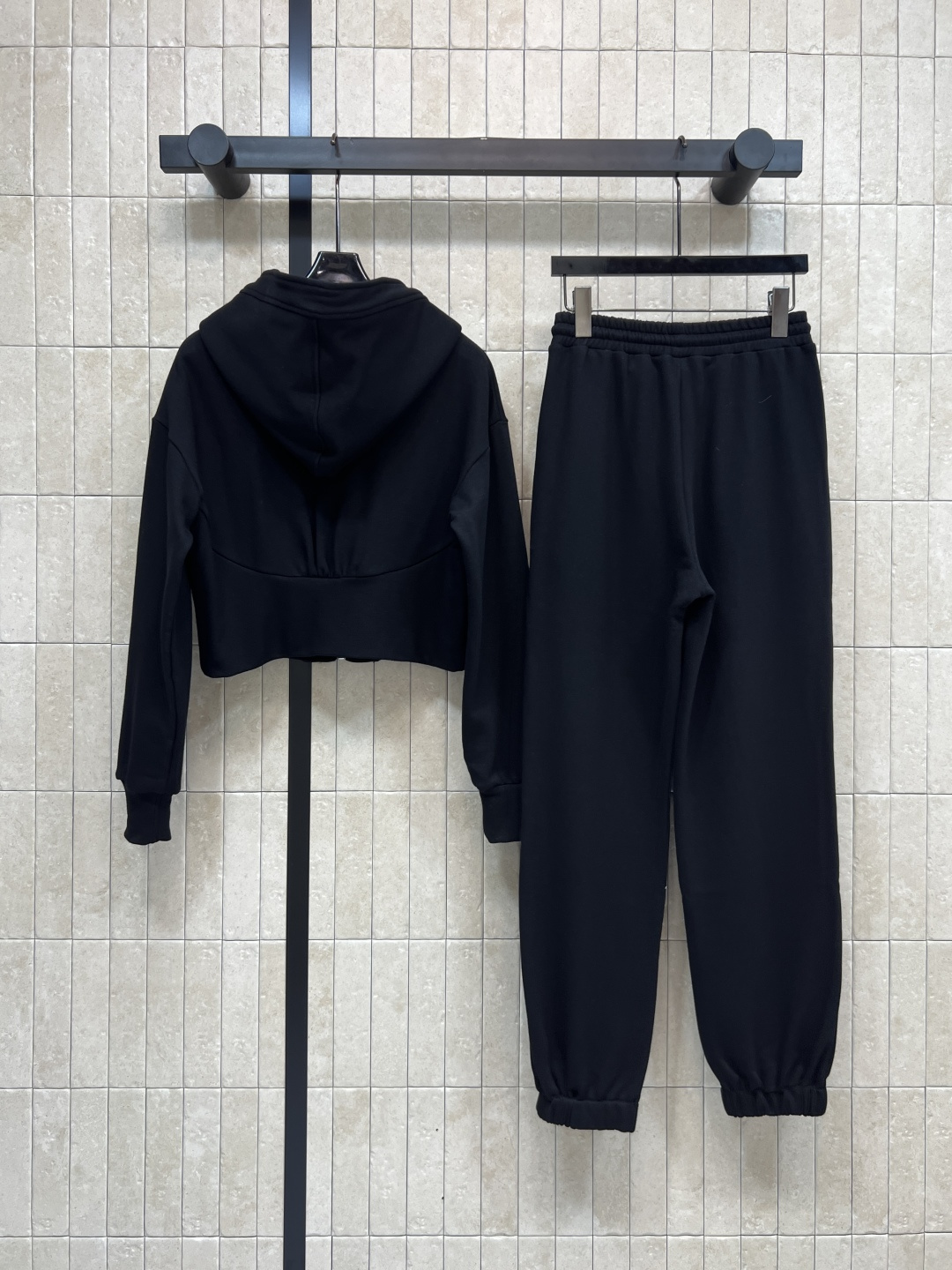 LW家 25秋冬新款 logo皮标休闲套装 连帽拉链短款外套搭配束脚长裤 一套上身帅气拉风 美式运动风减