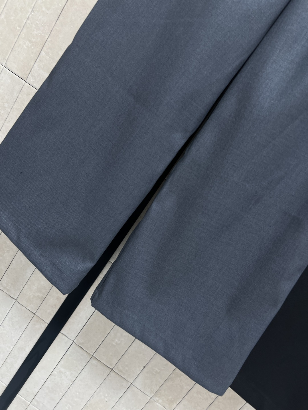 B家 25秋冬新款 骑士刺绣西装长裤 上身立马营造胸一下全是腿的感觉 无敌巨巨巨显瘦 垂感简直棒极了 搭