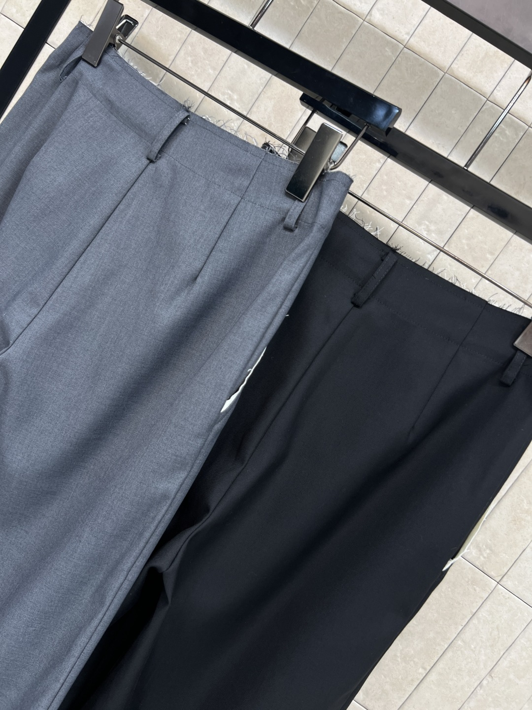 B家 25秋冬新款 骑士刺绣西装长裤 上身立马营造胸一下全是腿的感觉 无敌巨巨巨显瘦 垂感简直棒极了 搭