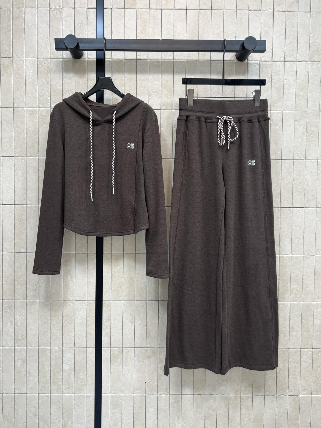 NO:506387,Top trousers MIu family 25 autumn and winter new style lazy style fashionable suit hooded jacket with wide-leg trousers A set of high-end lazy style drawstring adjustable hem Paired with drawstring adjustable hat The letter embroidery on the chest shows the texture The style doubles the two colors and three codes Size/S-M-L,,miumiu, jackets & coats,hats,alexander wang19860909上衣长裤MIu家 25秋冬新款 慵懒风时髦套装 连帽外套搭配阔腿长裤 一套高级慵懒风 抽绳可调节下摆 搭配抽绳可调节帽子 胸前字母刺绣超显质感 一套搭配时髦感翻倍 两色三码Size/S-M-L,,miumiu,jackets & coats,hats,alexander wang,Women's clothing