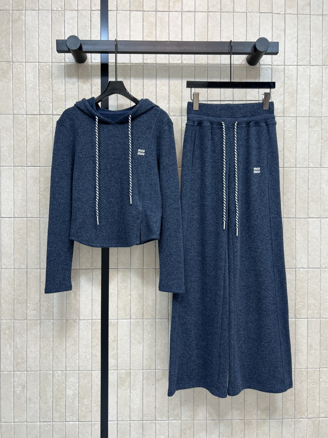 NO:506390,Top trousers MIu family 25 autumn and winter new style lazy style fashionable suit hooded jacket with wide-leg trousers A set of high-end lazy style drawstring adjustable hem Paired with drawstring adjustable hat The letter embroidery on the chest shows the texture The style doubles the two colors and three codes Size/S-M-L,,miumiu, jackets & coats,hats,alexander wang19860909上衣长裤MIu家 25秋冬新款 慵懒风时髦套装 连帽外套搭配阔腿长裤 一套高级慵懒风 抽绳可调节下摆 搭配抽绳可调节帽子 胸前字母刺绣超显质感 一套搭配时髦感翻倍 两色三码Size/S-M-L,,miumiu,jackets & coats,hats,alexander wang,Women's clothing