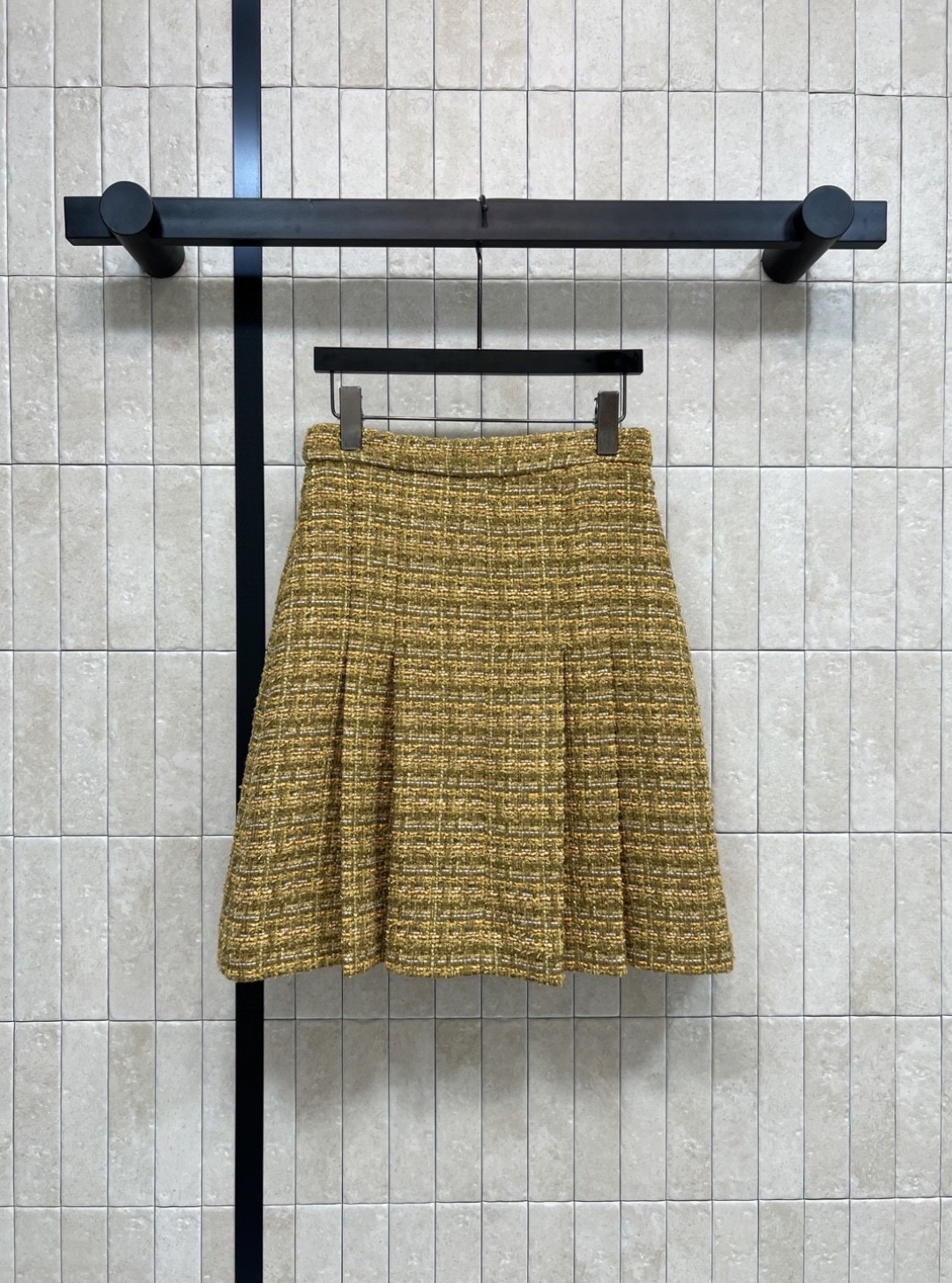 小香家 25秋冬新款 粗花呢压褶半身裙 高腰A字压褶裙摆 定制的花朵纽扣加持点缀 重磅的多种纱线编织粗花