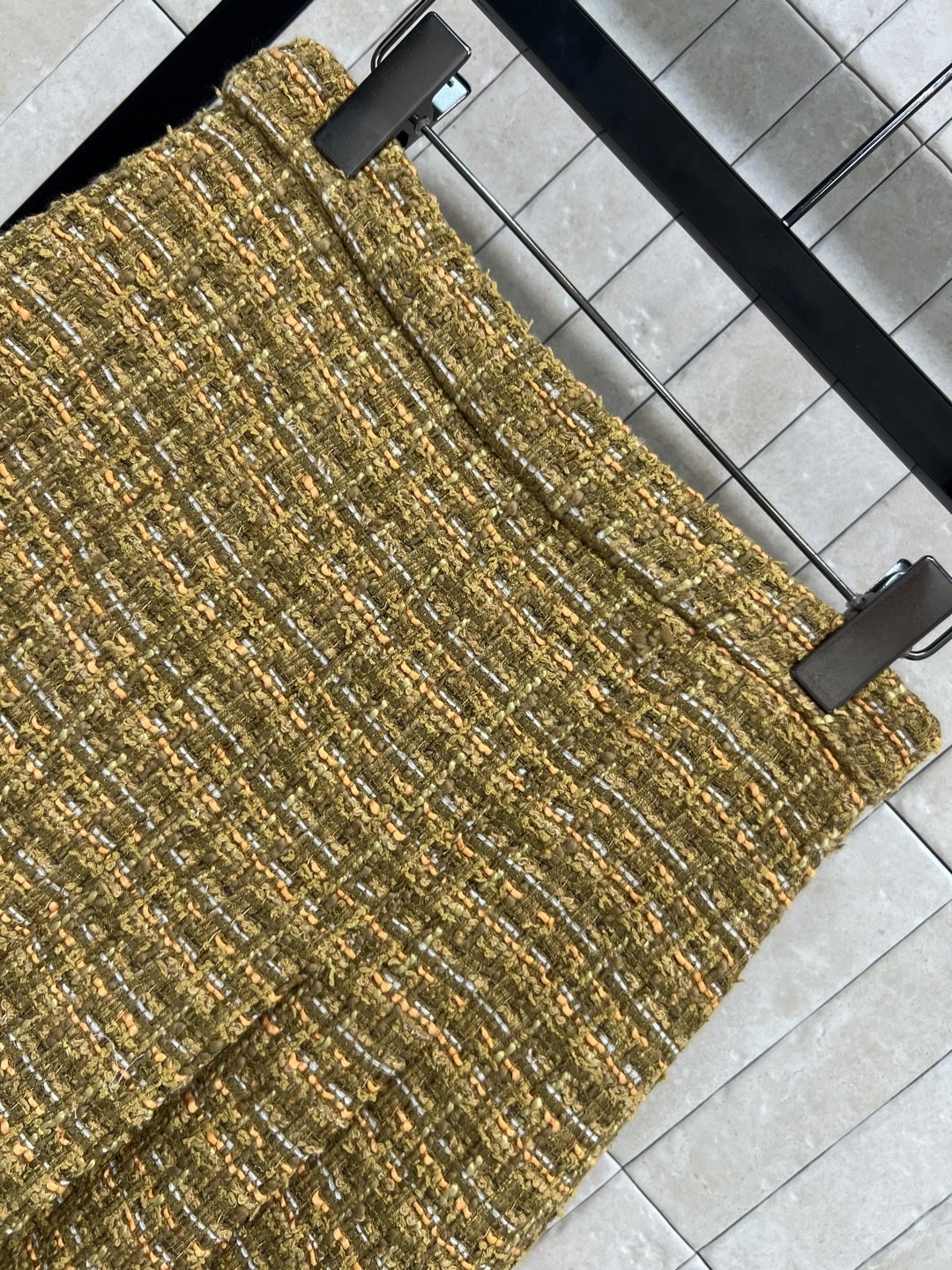 小香家 25秋冬新款 粗花呢压褶半身裙 高腰A字压褶裙摆 定制的花朵纽扣加持点缀 重磅的多种纱线编织粗花