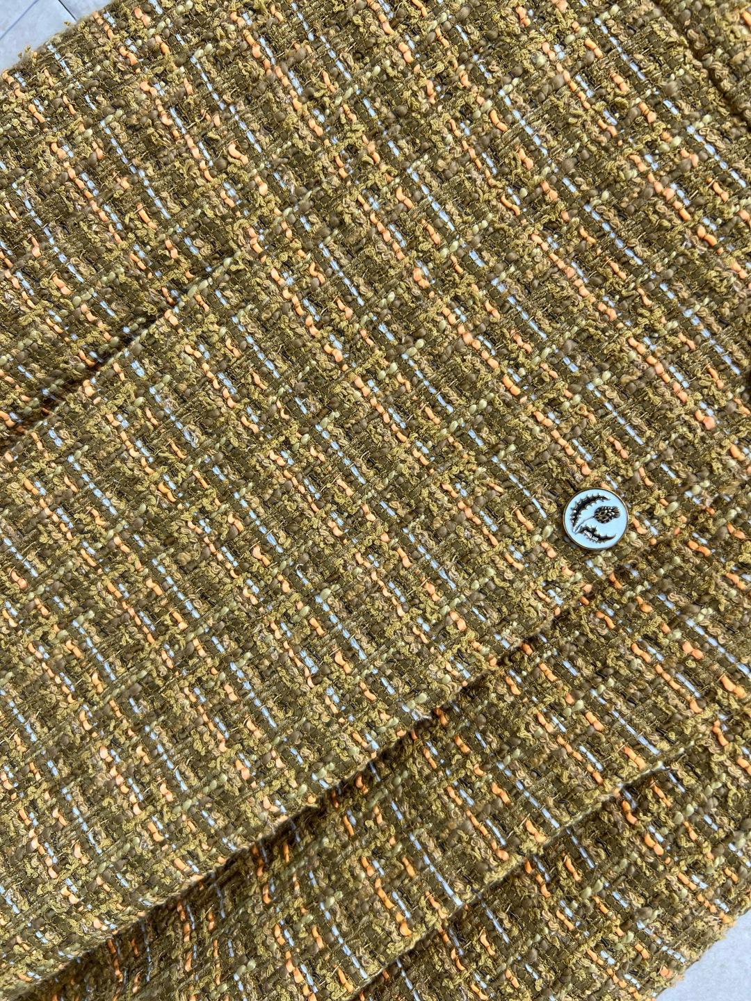 小香家 25秋冬新款 粗花呢压褶半身裙 高腰A字压褶裙摆 定制的花朵纽扣加持点缀 重磅的多种纱线编织粗花