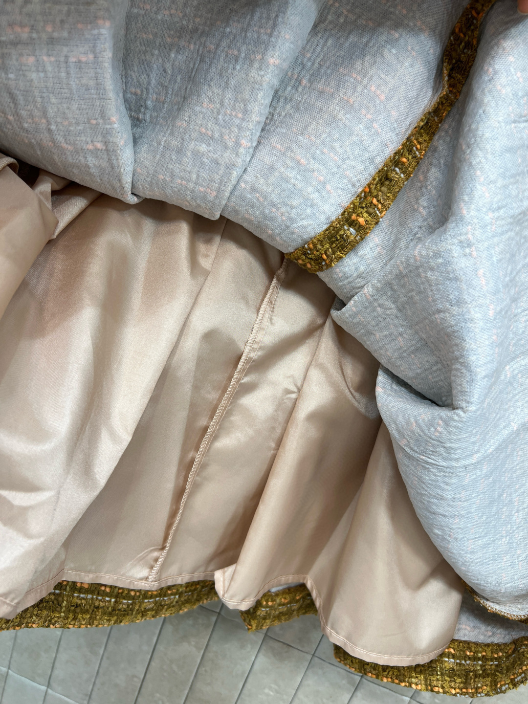 小香家 25秋冬新款 粗花呢压褶半身裙 高腰A字压褶裙摆 定制的花朵纽扣加持点缀 重磅的多种纱线编织粗花