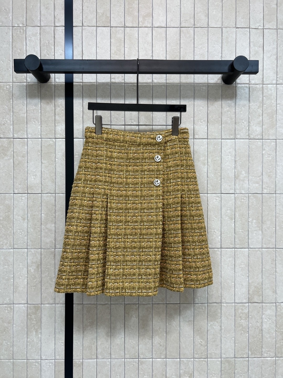 NO:507001,Xiaoxiangjia 25 autumn and winter new styles, tweed pleated skirt, high-waisted A-line pleated skirt, customized flower buttons and embellishments, heavy and diverse yarns, thick tweed, full of vitality and girlishness, the color is very gentle and elegant, two colors and three codes, Size/S-M-L,,chanel, skirts, alexander wang19860909小香家 25秋冬新款 粗花呢压褶半身裙 高腰A字压褶裙摆 定制的花朵纽扣加持点缀 重磅的多种纱线编织粗花呢上身就很元气满满的少女感 颜色非常温柔优雅 两色三码 Size/S-M-L,,chanel,skirts,alexander wang,Women's clothing