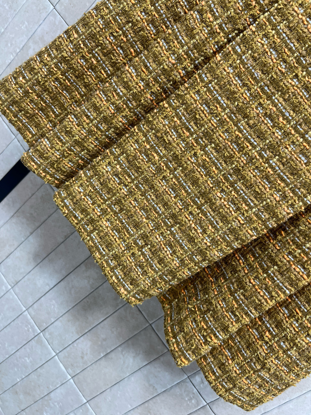 小香家 25秋冬新款 粗花呢压褶半身裙 高腰A字压褶裙摆 定制的花朵纽扣加持点缀 重磅的多种纱线编织粗花