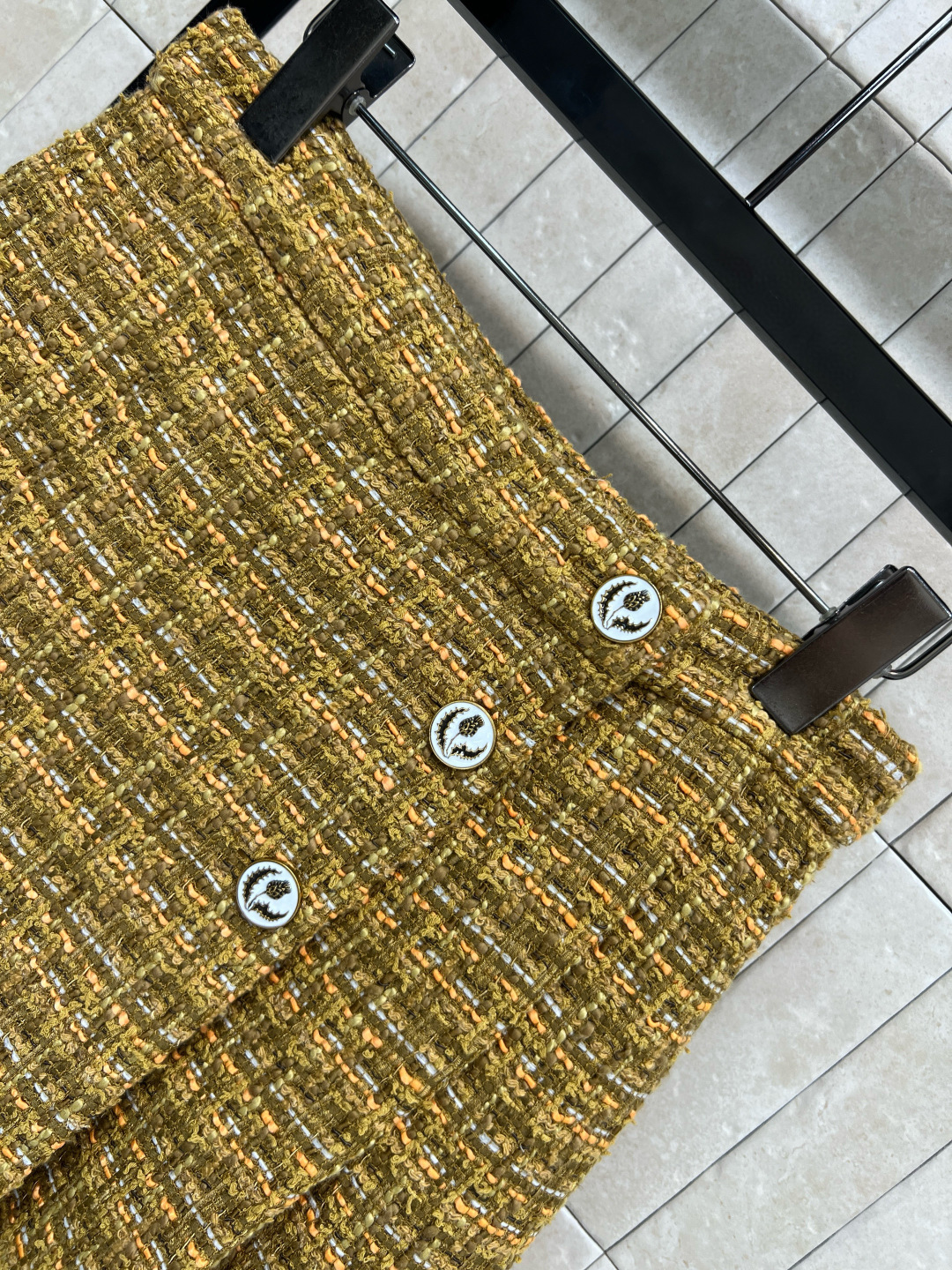 小香家 25秋冬新款 粗花呢压褶半身裙 高腰A字压褶裙摆 定制的花朵纽扣加持点缀 重磅的多种纱线编织粗花