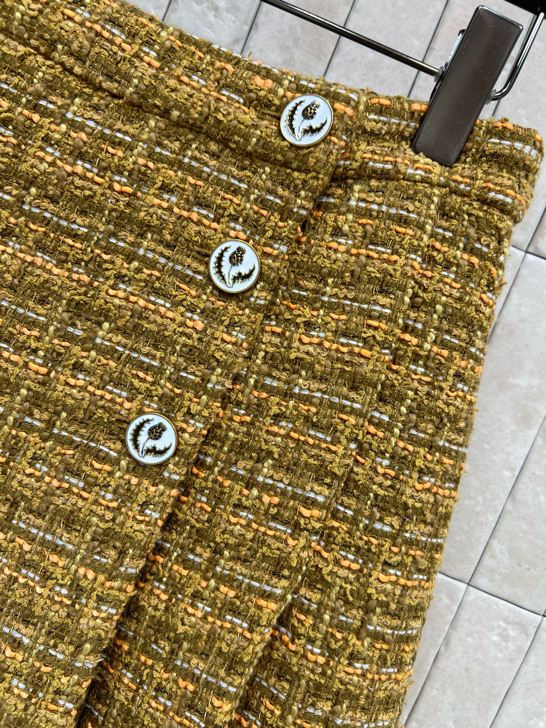 小香家 25秋冬新款 粗花呢压褶半身裙 高腰A字压褶裙摆 定制的花朵纽扣加持点缀 重磅的多种纱线编织粗花