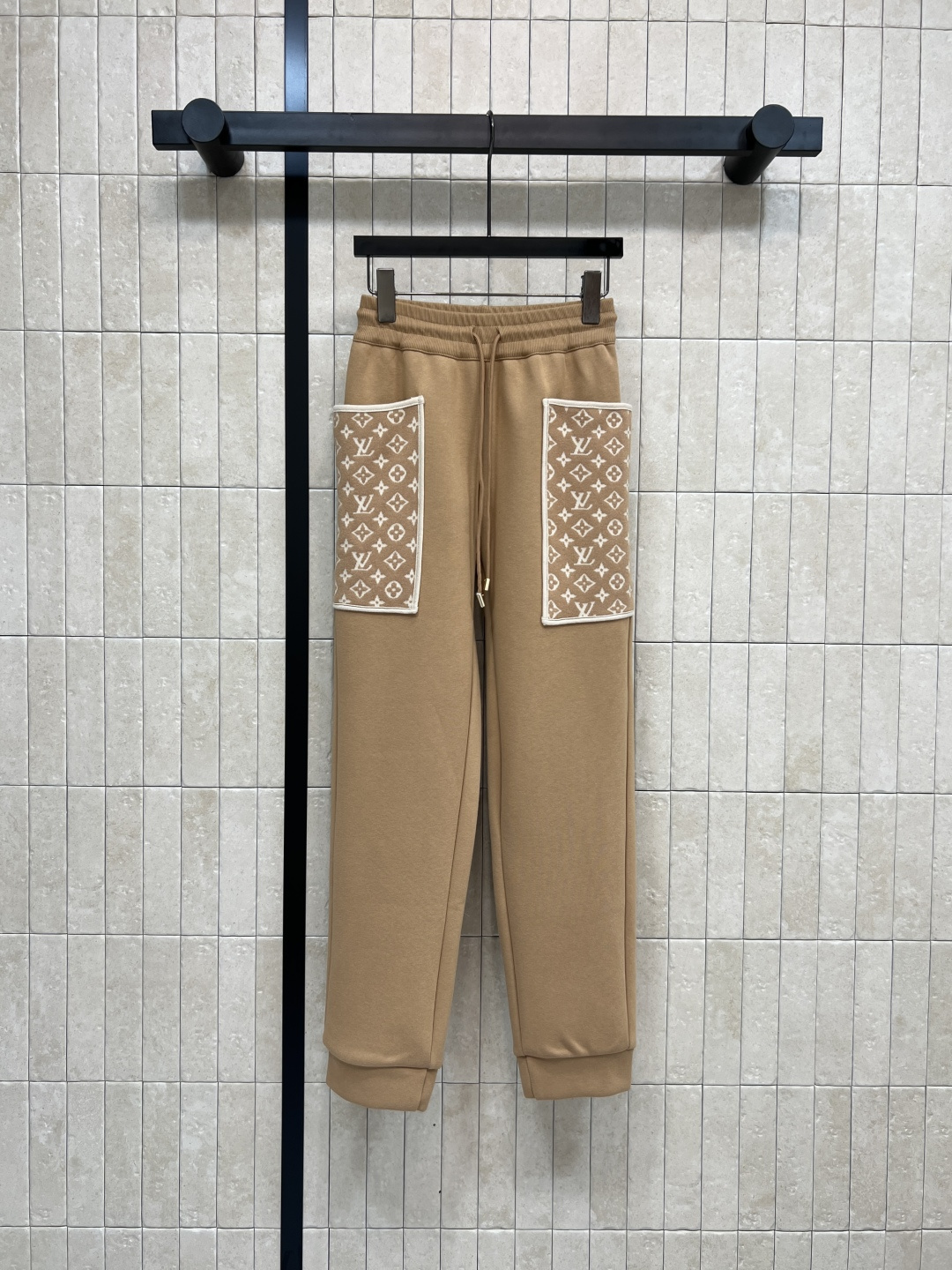 NO:508732,L Home 25 autumn and winter new styles, old-fashioned pocket trousers, essential pants for early autumn matching, high wear rate, casual and fashionable, very good match, drawstring elastic waist design, high-waisted foot design style is so easy to wear, spliced ​​presbyopic pattern pocket embellishment, simple and advanced, versatile and not picky, daily casual recommendation, matched with the same series of short-sleeved/hooded jackets, easy to grasp the cool and handsome young girlish feeling, two-color four-code Size/S-M-L- XL,,louis vuitton, jackets & coats,T-shirt,hats,alexander wang19860909L家 25秋冬新款 老花口袋束脚卫裤 早秋搭配必不可少的裤子 实穿率很高 休闲时髦感 很好搭配 抽绳松紧腰设计 高腰束脚设计版型太好穿了 拼接老花图案口袋点缀 简约高级 百搭不挑人 日常休闲推荐 搭配同系列短袖/连帽外套 轻松拿捏酷帅减龄少女感 两色四码Size/S-M-L- XL,,louis vuitton,jackets & coats,T-shirt,hats,alexander wang,Women's clothing