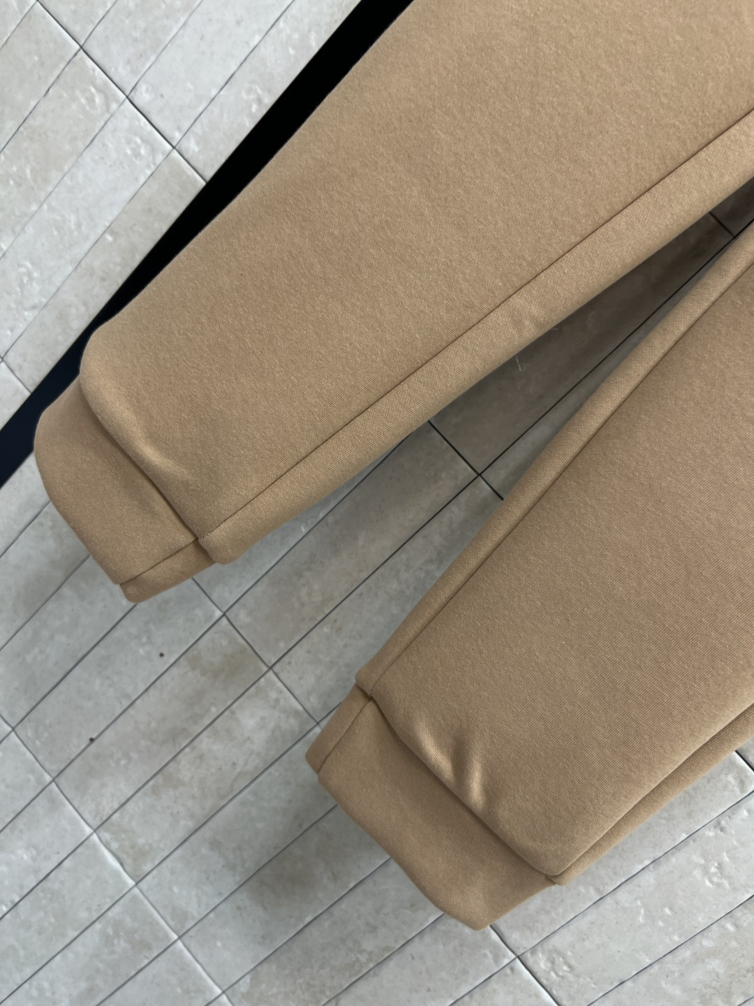 L家 25秋冬新款 老花口袋束脚卫裤 早秋搭配必不可少的裤子 实穿率很高 休闲时髦感 很好搭配 抽绳松紧