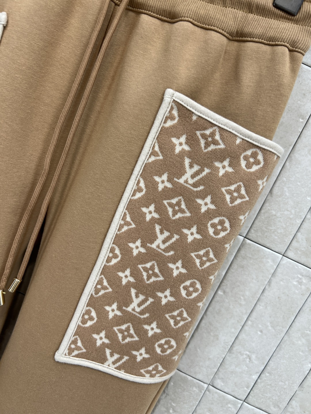 L家 25秋冬新款 老花口袋束脚卫裤 早秋搭配必不可少的裤子 实穿率很高 休闲时髦感 很好搭配 抽绳松紧