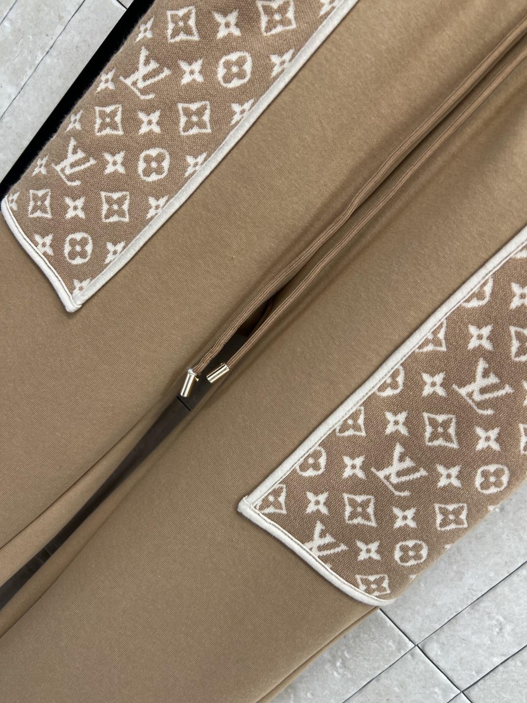 L家 25秋冬新款 老花口袋束脚卫裤 早秋搭配必不可少的裤子 实穿率很高 休闲时髦感 很好搭配 抽绳松紧