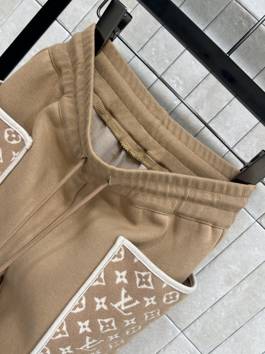 L家 25秋冬新款 老花口袋束脚卫裤 早秋搭配必不可少的裤子 实穿率很高 休闲时髦感 很好搭配 抽绳松紧