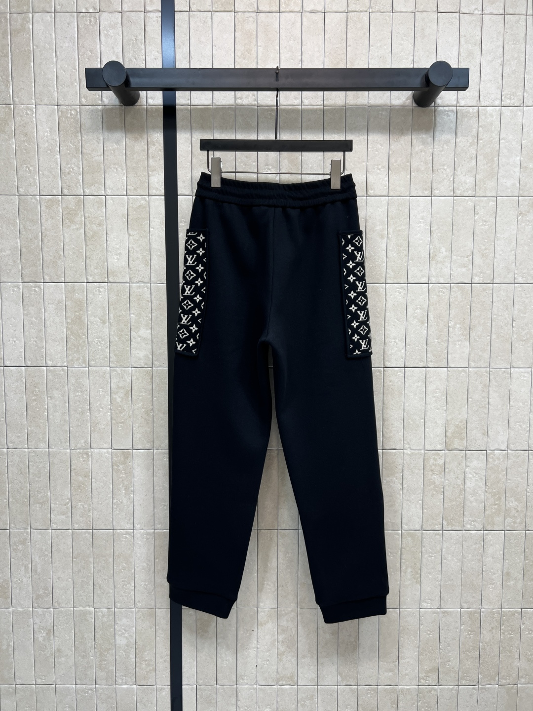 L家 25秋冬新款 老花口袋束脚卫裤 早秋搭配必不可少的裤子 实穿率很高 休闲时髦感 很好搭配 抽绳松紧