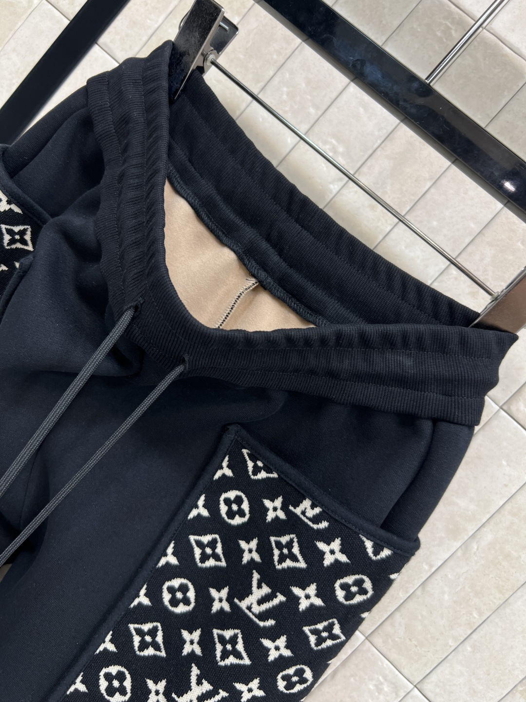 L家 25秋冬新款 老花口袋束脚卫裤 早秋搭配必不可少的裤子 实穿率很高 休闲时髦感 很好搭配 抽绳松紧