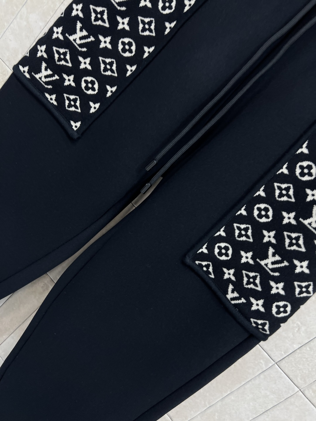 L家 25秋冬新款 老花口袋束脚卫裤 早秋搭配必不可少的裤子 实穿率很高 休闲时髦感 很好搭配 抽绳松紧