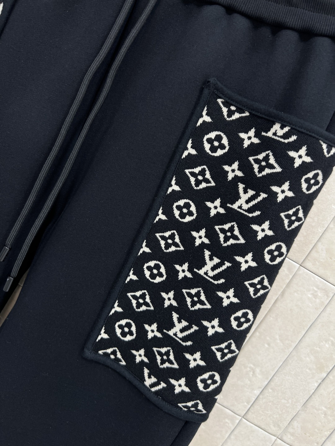 L家 25秋冬新款 老花口袋束脚卫裤 早秋搭配必不可少的裤子 实穿率很高 休闲时髦感 很好搭配 抽绳松紧