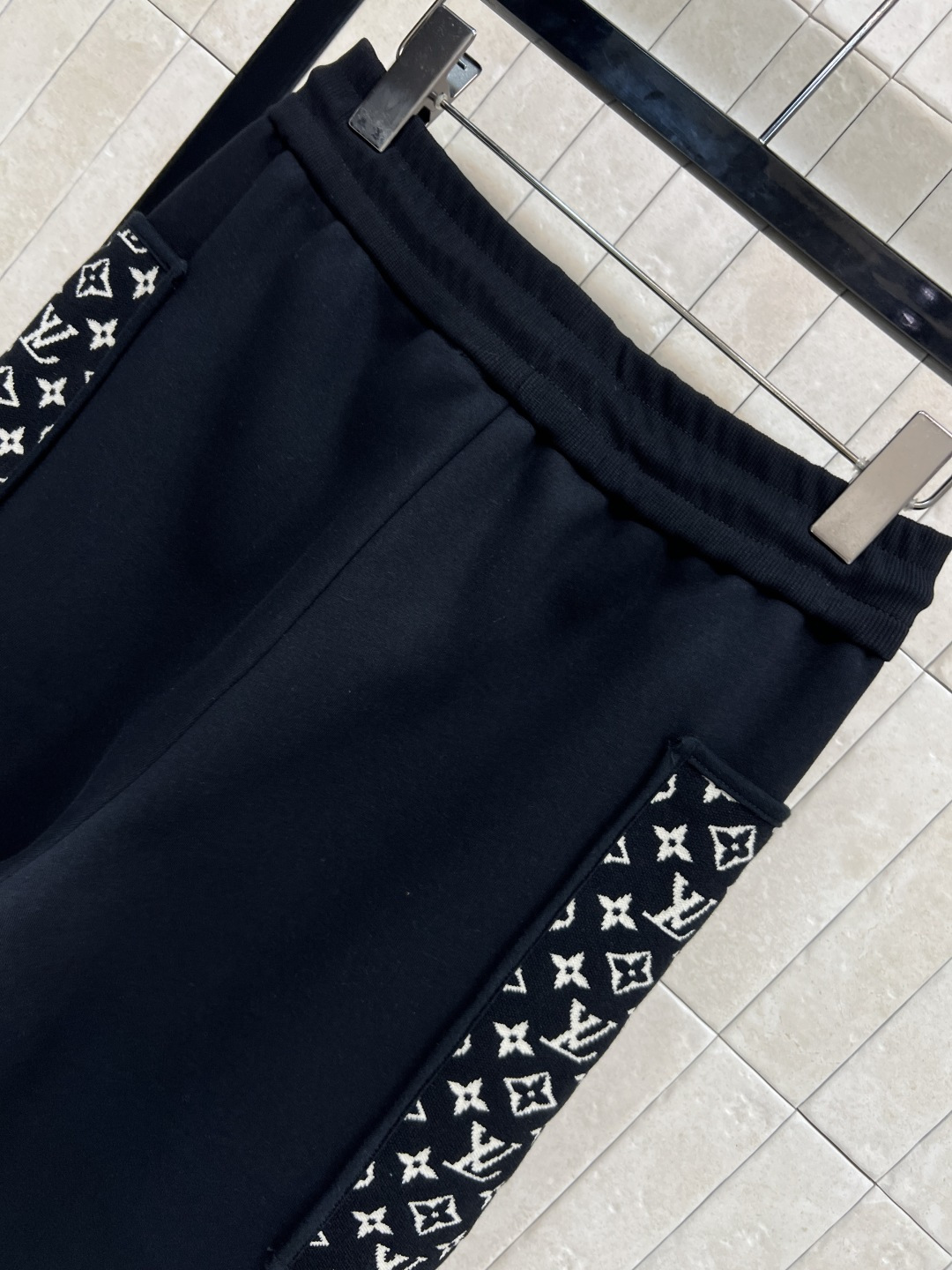 L家 25秋冬新款 老花口袋束脚卫裤 早秋搭配必不可少的裤子 实穿率很高 休闲时髦感 很好搭配 抽绳松紧